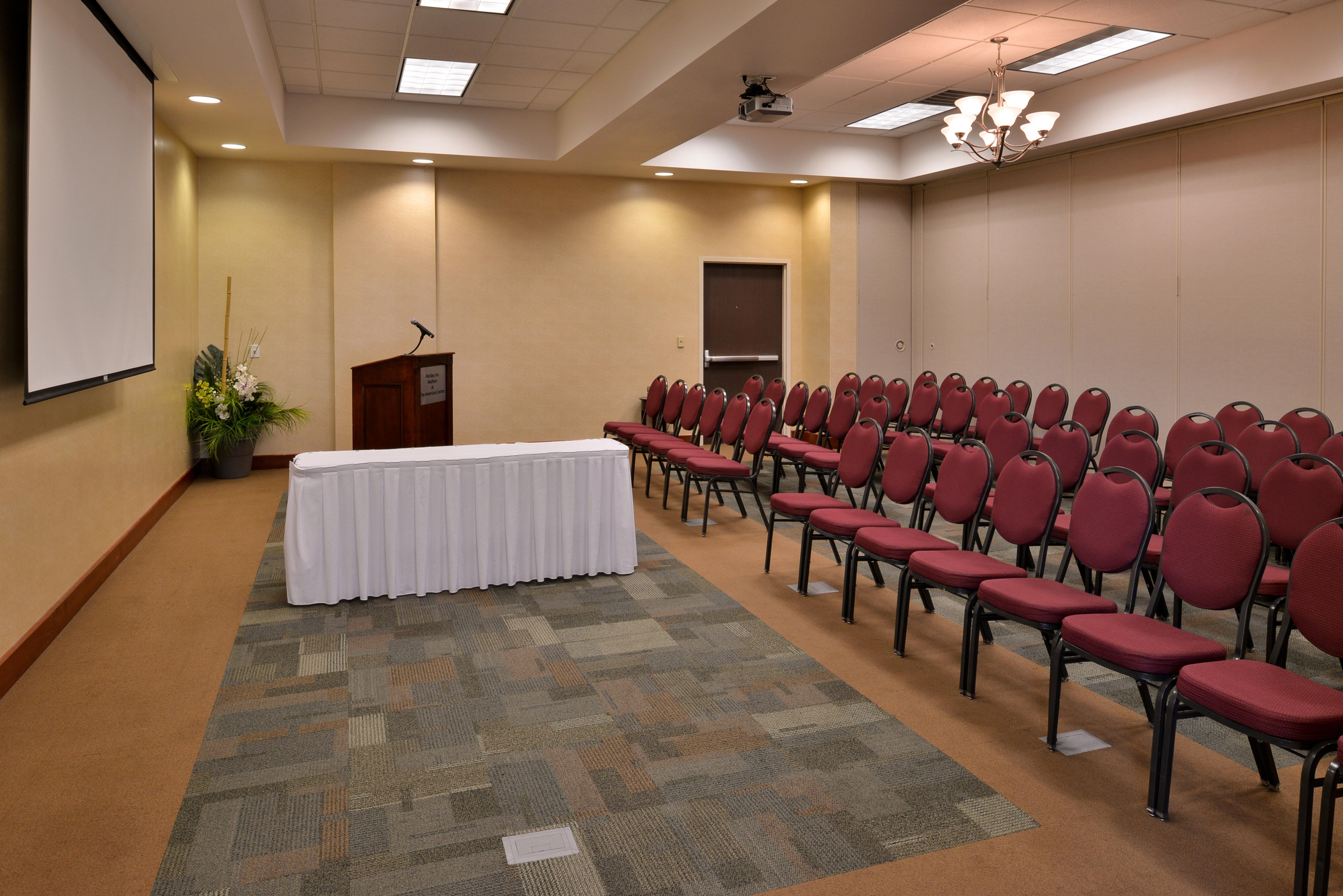 Holiday Inn Madison At The American Center By Ihg Экстерьер фото
